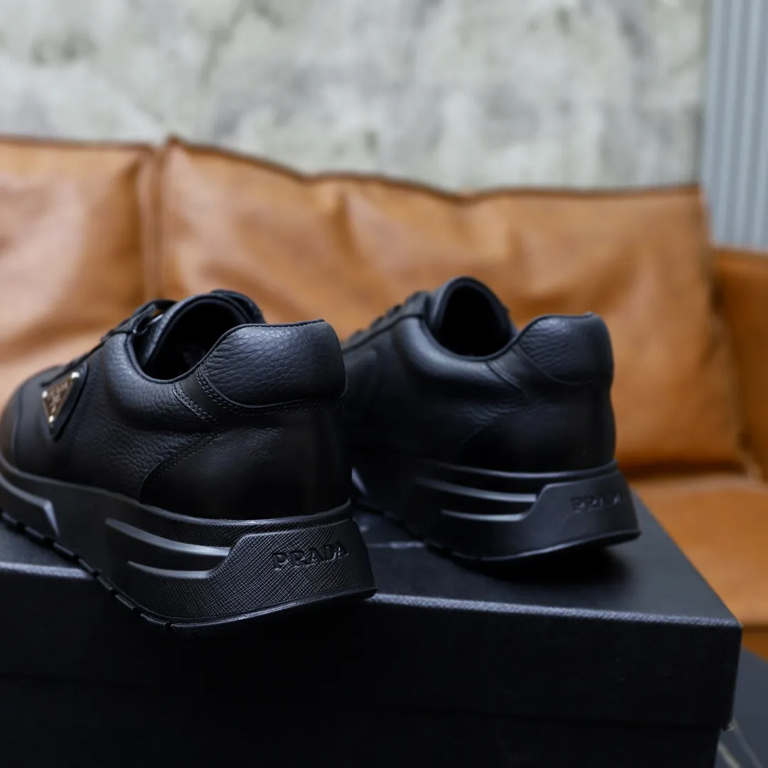 Factory price: 720💰Top original order Brand: PRADA (Prada) Standard code: Men's size 38/44 (45 can be customized) Grade: Same as the official website Material: Original cowhide leather lining Original combination two-color wear-resistant soft outsole Style category: Leisure and sports version Young fashion European and American trend British style Color: Actual picture color